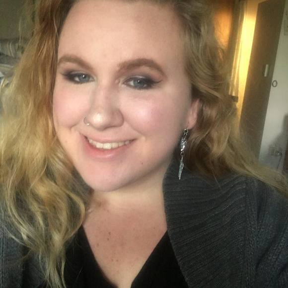 Meet your Posher, Alyssa - Picture 1 of 1